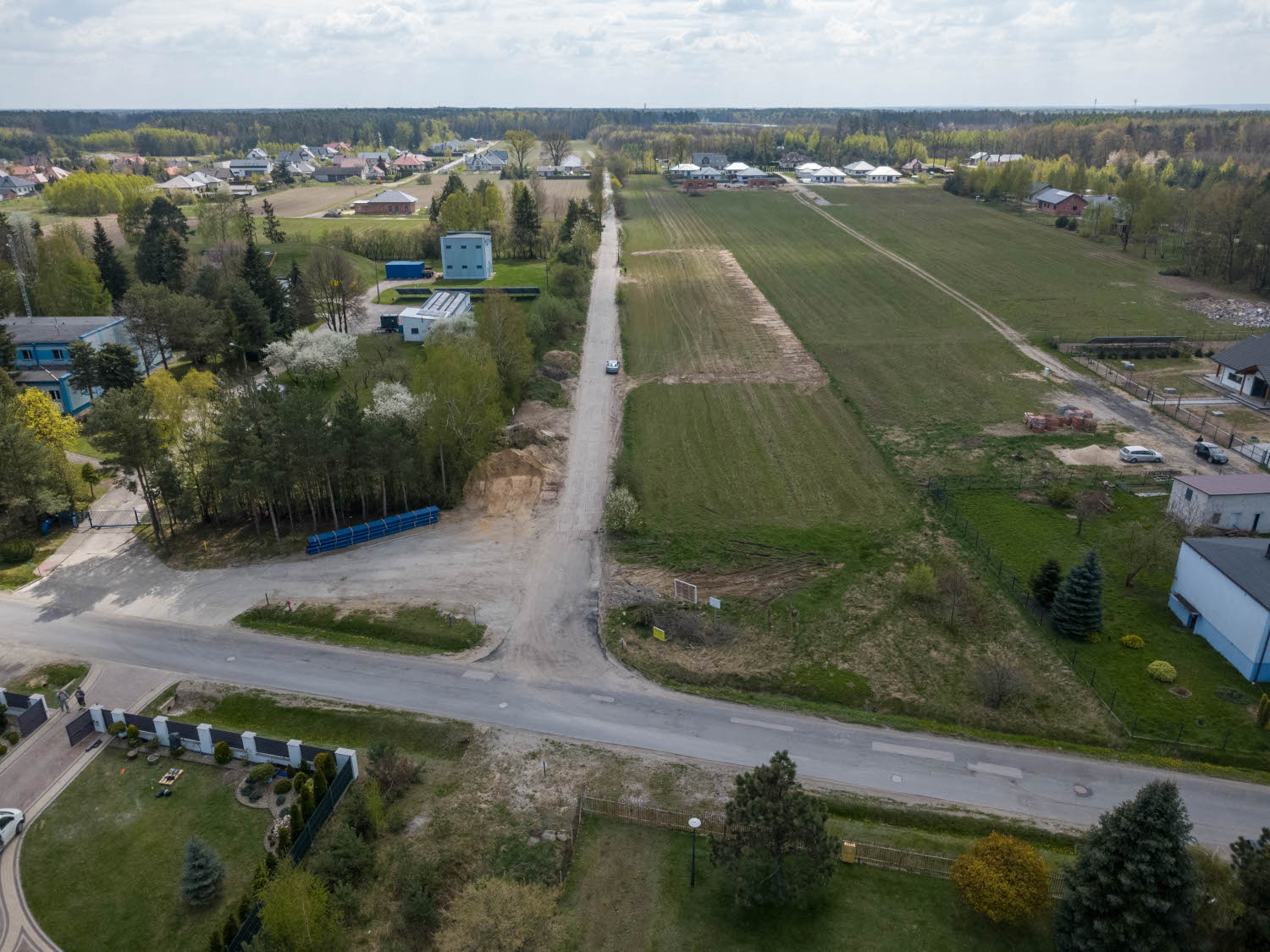 Działka przy ulicy Truskawkowej w Łasku oraz okolica, widok z drona